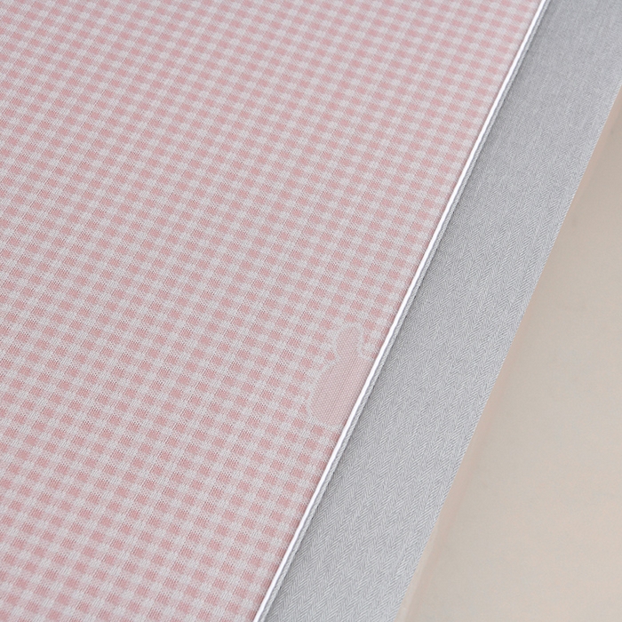 91家纺网 家纺一手货源 找家纺 小牛席业 2026新款【实拍风格】双PE高凉感-腊肠狗格纹提花冰丝席凉席竹席藤席冰藤席乳胶席豆豆席 粉色