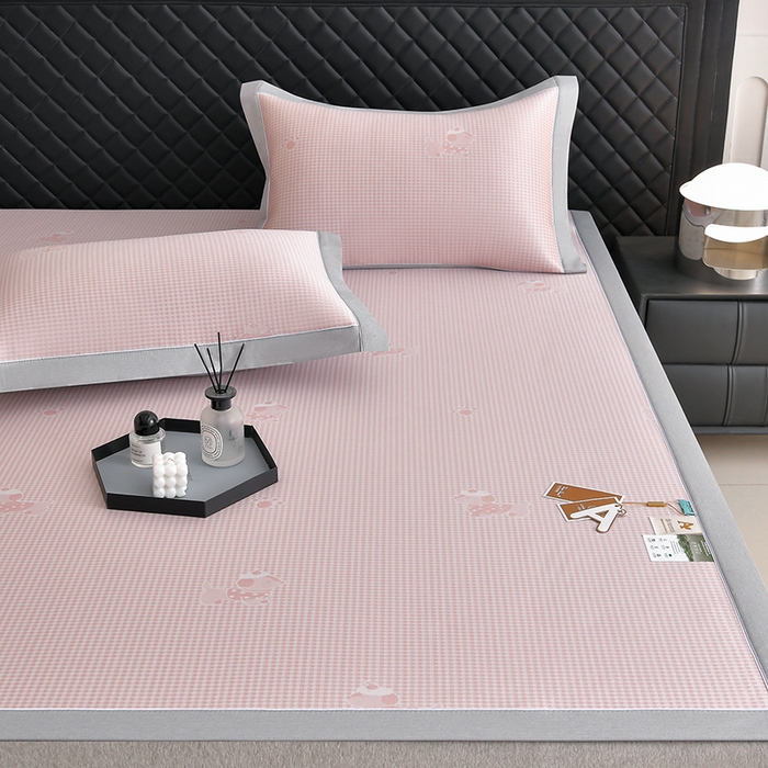 91家纺网 家纺一手货源 找家纺 小牛席业 2026新款【实拍风格】双PE高凉感-腊肠狗格纹提花冰丝席凉席竹席藤席冰藤席乳胶席豆豆席 粉色