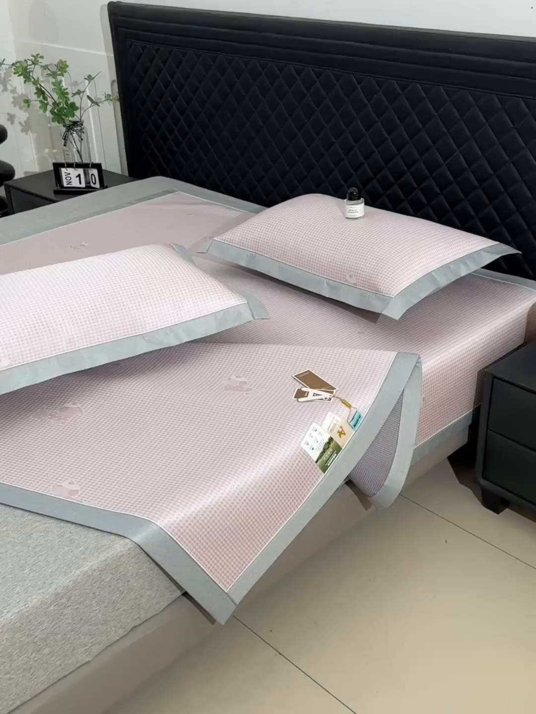 91家纺网 家纺一手货源 找家纺 小牛席业 2026新款【实拍风格】双PE高凉感-腊肠狗格纹提花冰丝席凉席竹席藤席冰藤席乳胶席豆豆席 粉色