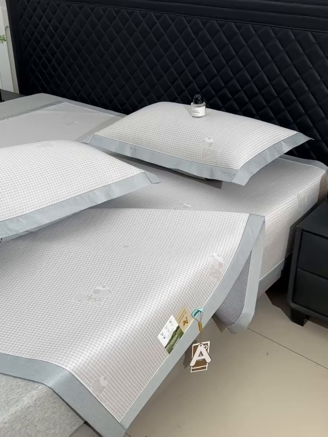 91家纺网 家纺一手货源 找家纺 小牛席业 2026新款【实拍风格】双PE高凉感-腊肠狗格纹提花冰丝席凉席竹席藤席冰藤席乳胶席豆豆席 香槟