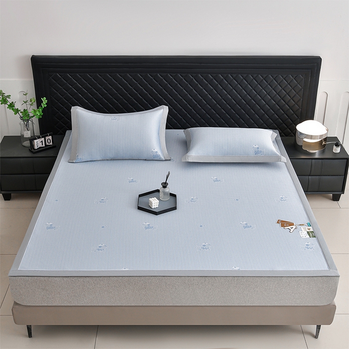 91家纺网 家纺一手货源 找家纺 小牛席业 2026新款【实拍风格】双PE高凉感-腊肠狗格纹提花冰丝席凉席竹席藤席冰藤席乳胶席豆豆席 蓝色