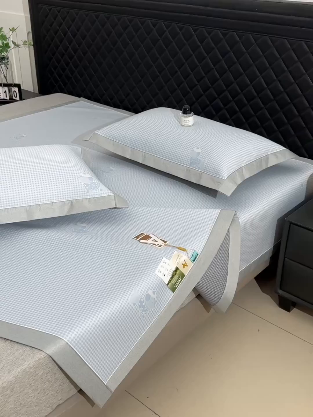 91家纺网 家纺一手货源 找家纺 小牛席业 2026新款【实拍风格】双PE高凉感-腊肠狗格纹提花冰丝席凉席竹席藤席冰藤席乳胶席豆豆席 蓝色