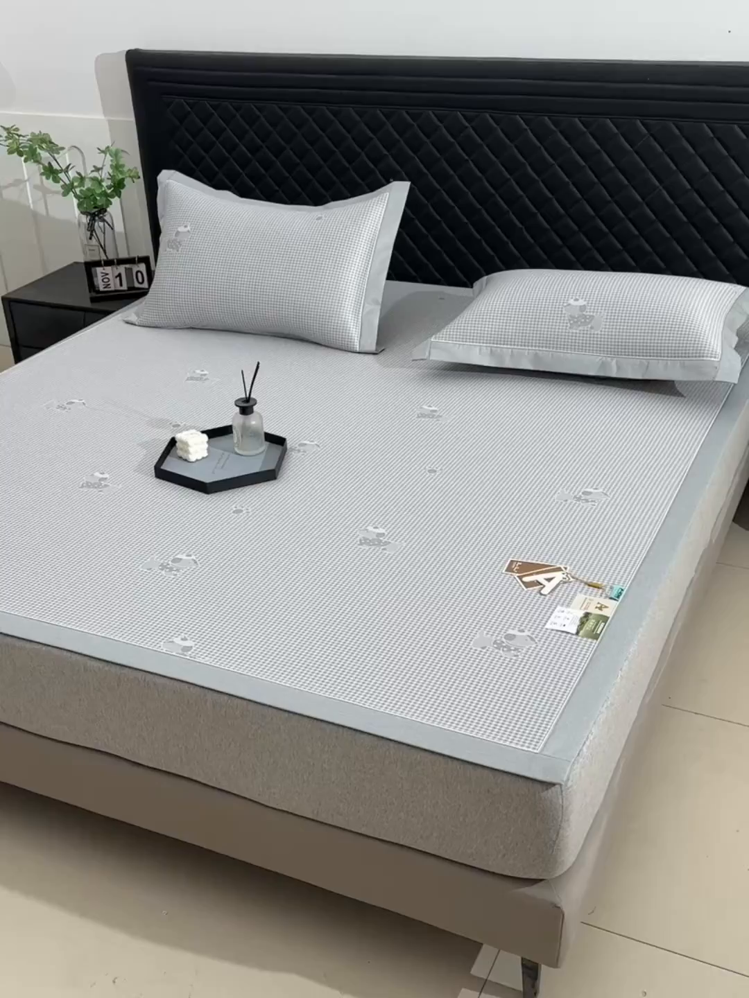 91家纺网 家纺一手货源 找家纺 小牛席业 2026新款【实拍风格】双PE高凉感-腊肠狗格纹提花冰丝席凉席竹席藤席冰藤席乳胶席豆豆席 灰色