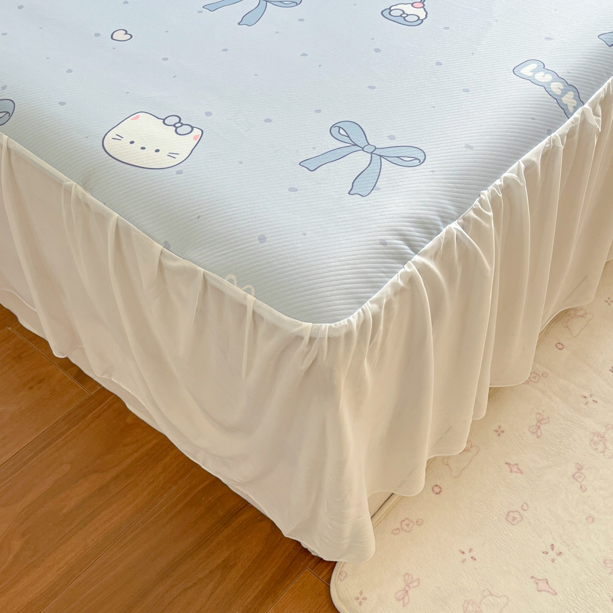 91家纺网 家纺一手货源 找家纺 川悦生活 2026新款雪纺冰丝床裙凉席三件套 床裙海盐小咪