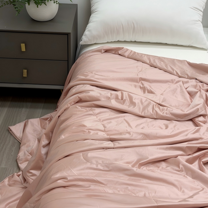 91家纺网 家纺一手货源 找家纺 申龙家纺  2026新款亮丝冰雕丝绸凉感丝夏凉被 浅茜玉