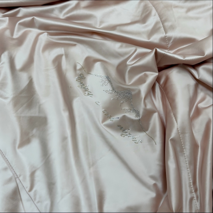 91家纺网 家纺一手货源 找家纺 申龙家纺  2026新款亮丝冰雕丝绸凉感丝夏凉被 浅茜玉