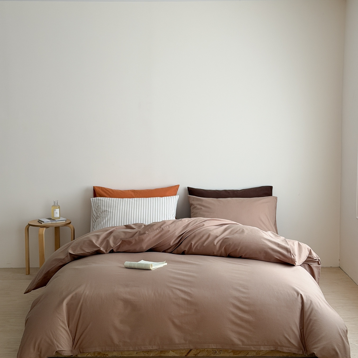 91家纺网 家纺一手货源 找家纺 蜜宿 2026新款纯色混搭全棉纯棉40s水洗棉四件套 脏脏茶棕（枕套黑黄竖条+可可棕）