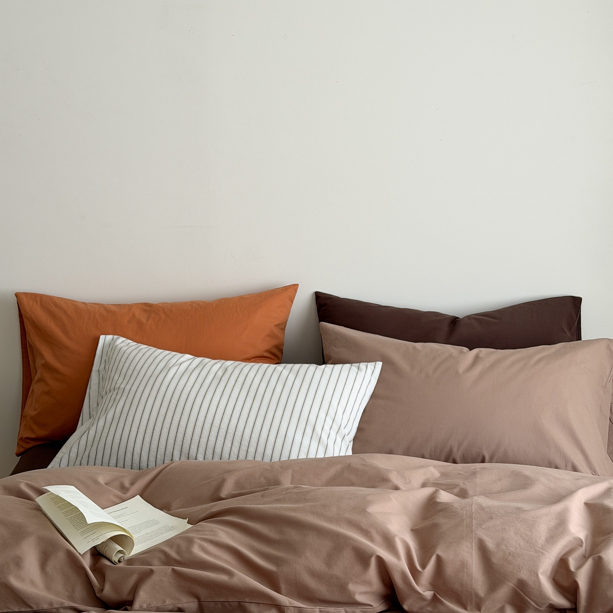 91家纺网 家纺一手货源 找家纺 蜜宿 2026新款纯色混搭全棉纯棉40s水洗棉四件套 脏脏茶棕（枕套黑黄竖条+可可棕）