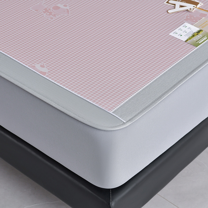 91家纺网 家纺一手货源 找家纺 小牛席业 2026新款【实拍风格】双PE高凉感-腊肠狗格纹提花冰丝席（床笠款）凉席竹席藤席冰藤席乳胶席豆豆席 粉色