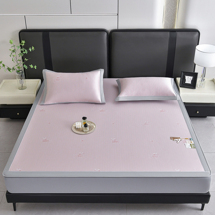 91家纺网 家纺一手货源 找家纺 小牛席业 2026新款【实拍风格】双PE高凉感-腊肠狗格纹提花冰丝席（床笠款）凉席竹席藤席冰藤席乳胶席豆豆席 粉色