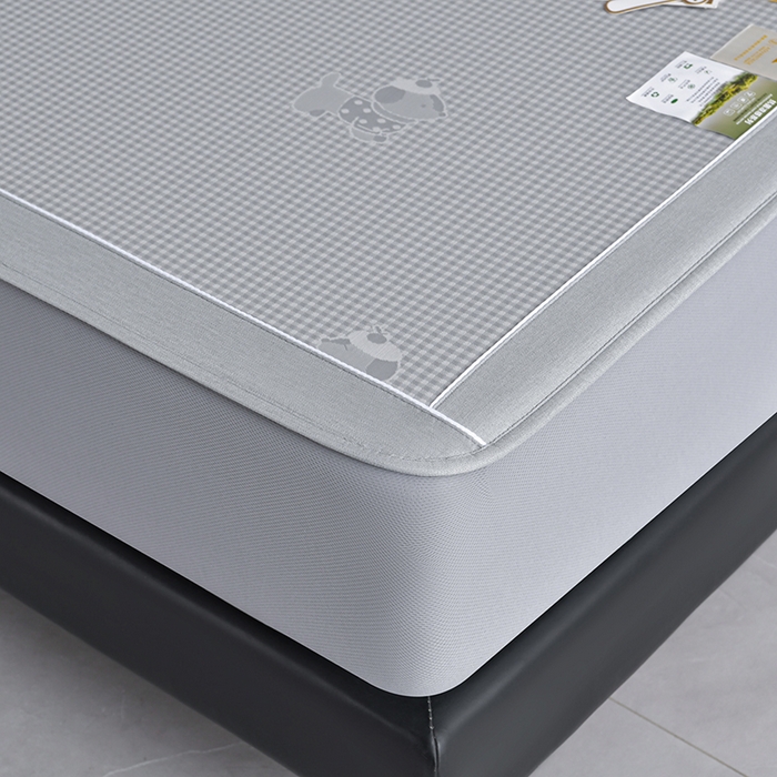 91家纺网 家纺一手货源 找家纺 小牛席业 2026新款【实拍风格】双PE高凉感-腊肠狗格纹提花冰丝席（床笠款）凉席竹席藤席冰藤席乳胶席豆豆席 灰色