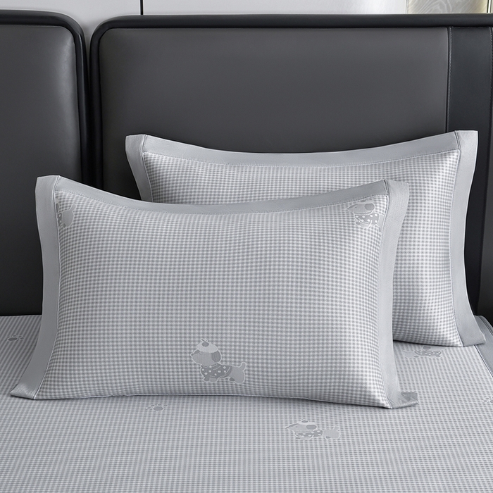 91家纺网 家纺一手货源 找家纺 小牛席业 2026新款【实拍风格】双PE高凉感-腊肠狗格纹提花冰丝席（床笠款）凉席竹席藤席冰藤席乳胶席豆豆席 灰色