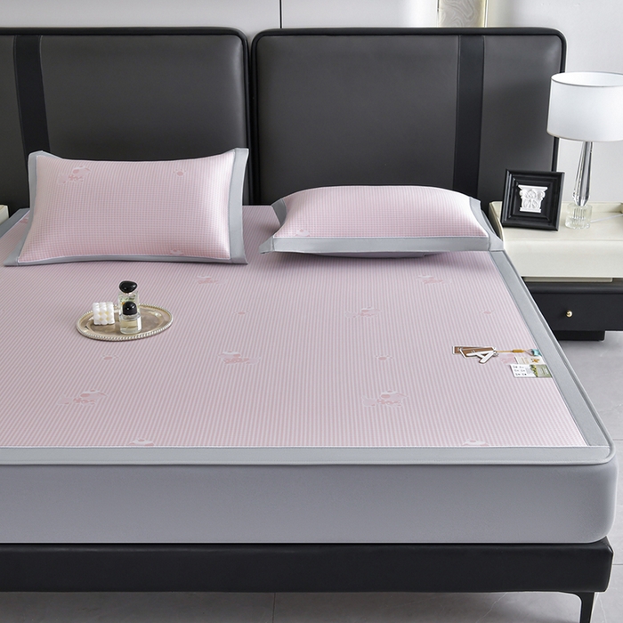 91家纺网 家纺一手货源 找家纺 小牛席业 2026新款【实拍风格】双PE高凉感-腊肠狗格纹提花冰丝席（床笠款）凉席竹席藤席冰藤席乳胶席豆豆席 粉色