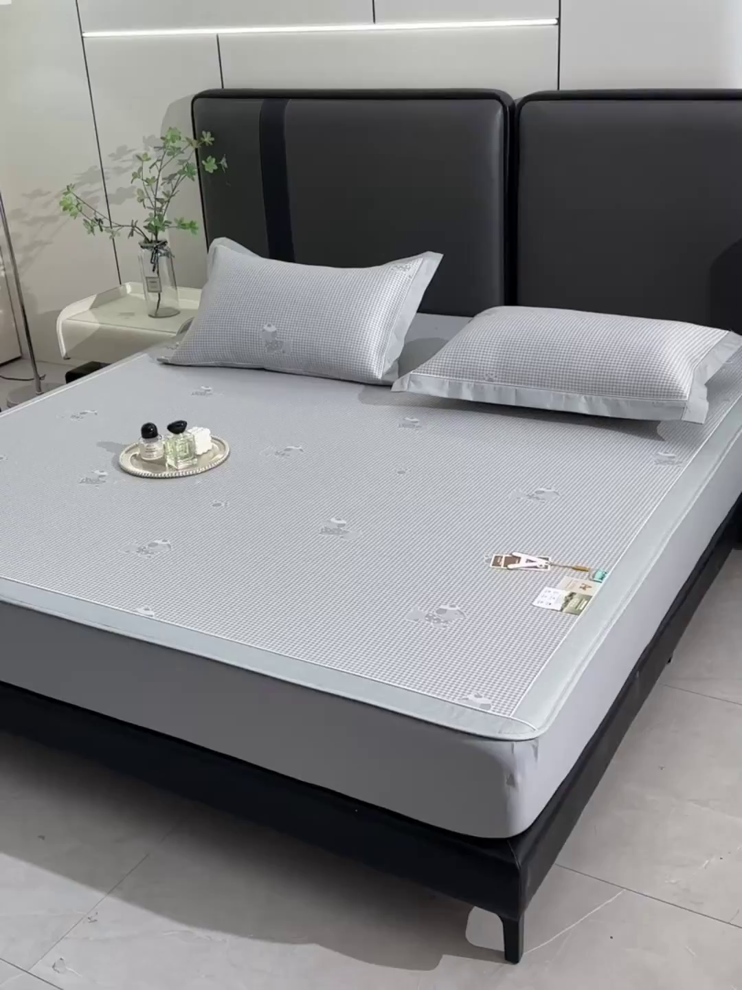 91家纺网 家纺一手货源 找家纺 小牛席业 2026新款【实拍风格】双PE高凉感-腊肠狗格纹提花冰丝席（床笠款）凉席竹席藤席冰藤席乳胶席豆豆席 灰色