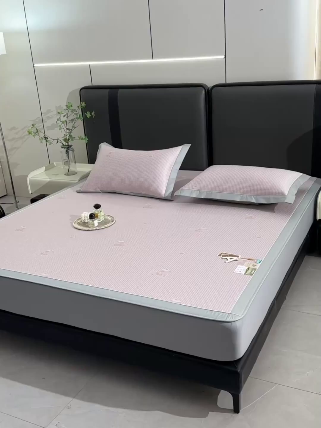 91家纺网 家纺一手货源 找家纺 小牛席业 2026新款【实拍风格】双PE高凉感-腊肠狗格纹提花冰丝席（床笠款）凉席竹席藤席冰藤席乳胶席豆豆席 粉色