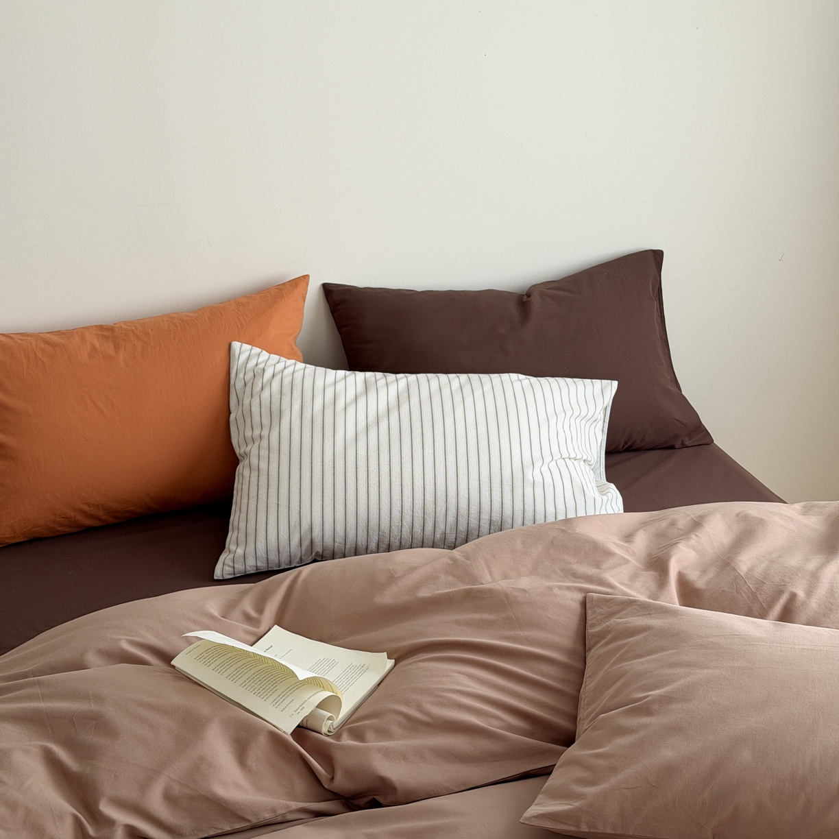 91家纺网 家纺一手货源 找家纺 蜜宿 2026新款纯色混搭全棉纯棉40s水洗棉四件套 脏脏茶棕（枕套黑黄竖条+摩卡）