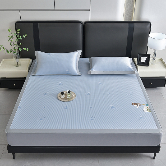 91家纺网 家纺一手货源 找家纺 小牛席业 2026新款【实拍风格】双PE高凉感-腊肠狗格纹提花冰丝席（床笠款）凉席竹席藤席冰藤席乳胶席豆豆席 蓝色