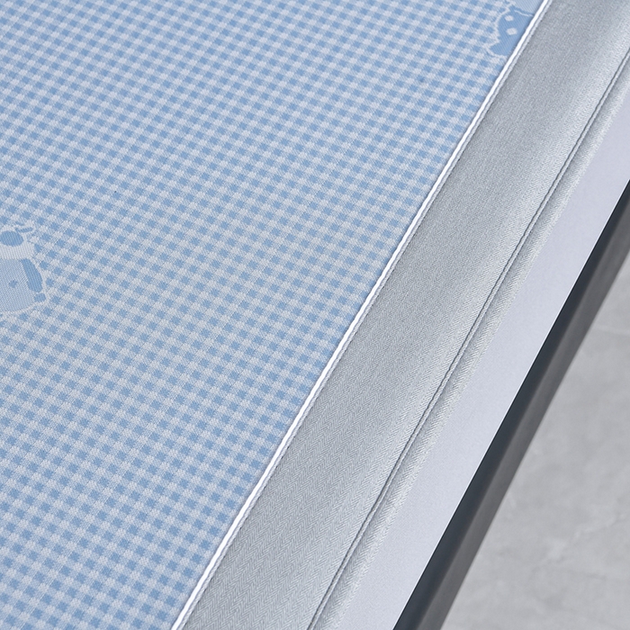 91家纺网 家纺一手货源 找家纺 小牛席业 2026新款【实拍风格】双PE高凉感-腊肠狗格纹提花冰丝席（床笠款）凉席竹席藤席冰藤席乳胶席豆豆席 蓝色