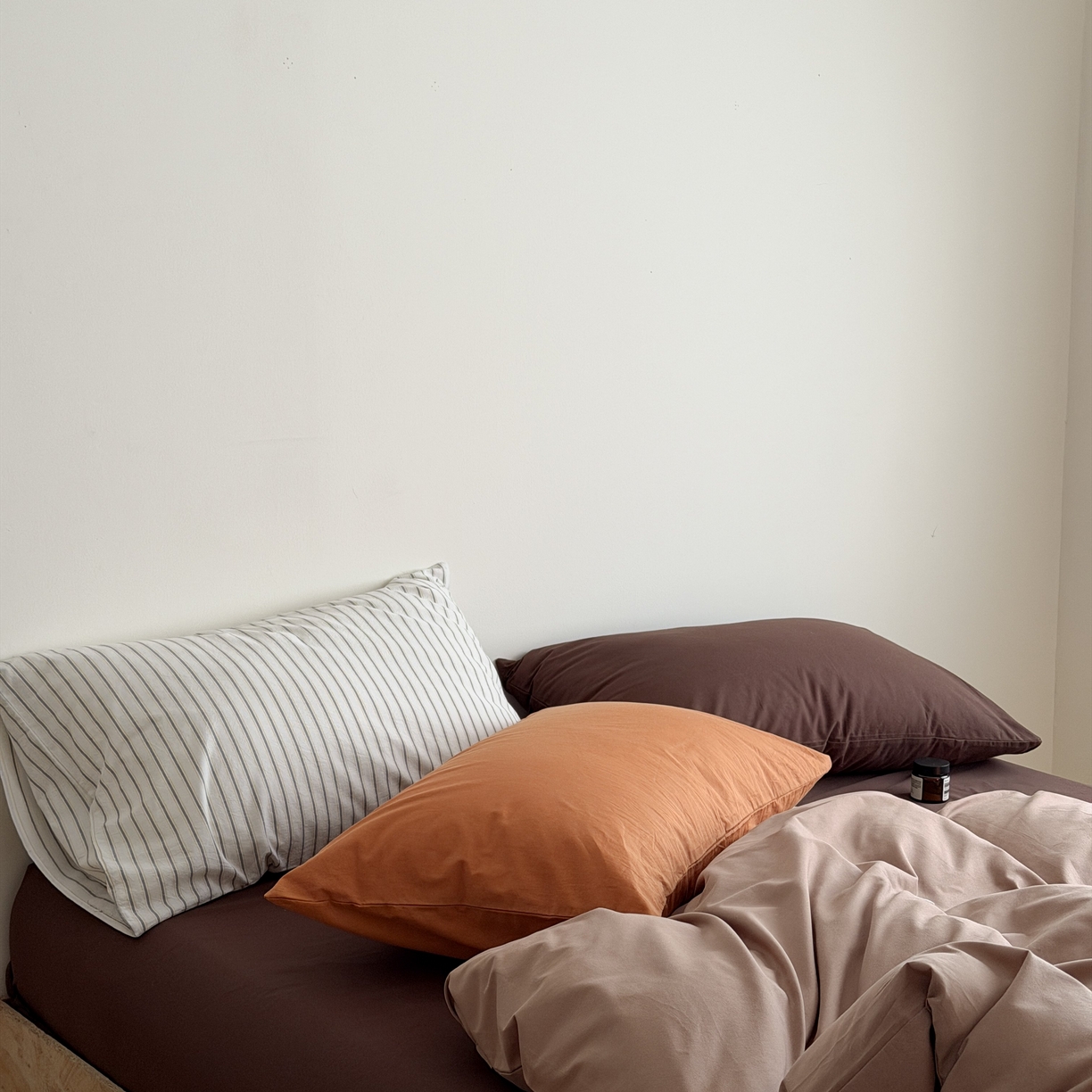 91家纺网 家纺一手货源 找家纺 蜜宿 2026新款纯色混搭全棉纯棉40s水洗棉四件套 脏脏茶棕（枕套黑黄竖条+摩卡）