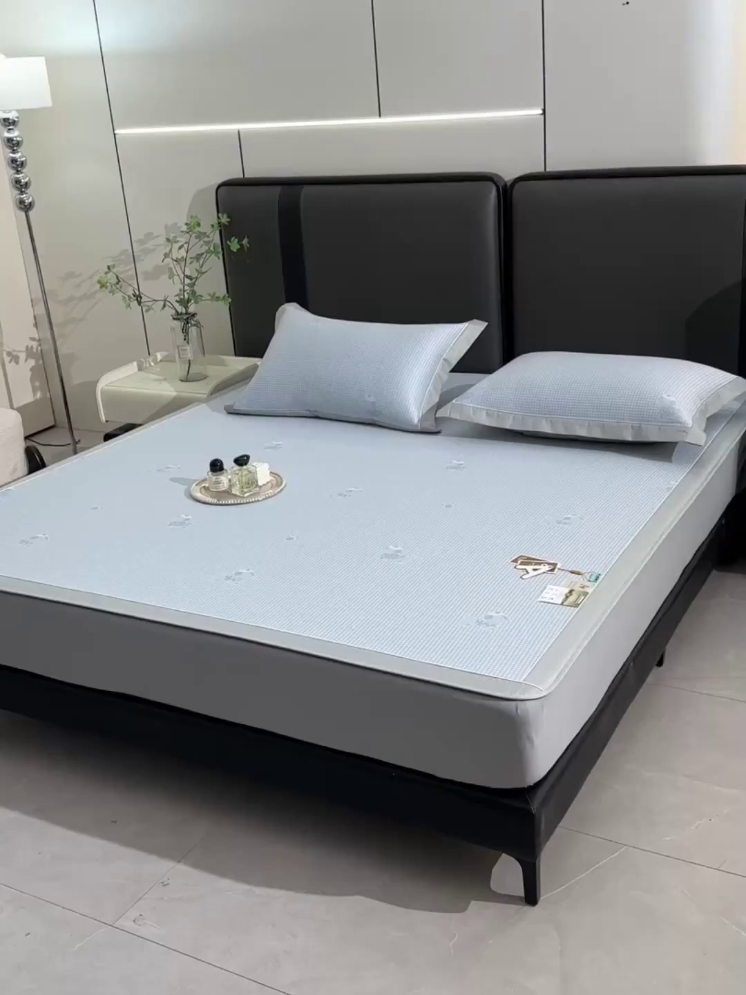 91家纺网 家纺一手货源 找家纺 小牛席业 2026新款【实拍风格】双PE高凉感-腊肠狗格纹提花冰丝席（床笠款）凉席竹席藤席冰藤席乳胶席豆豆席 蓝色