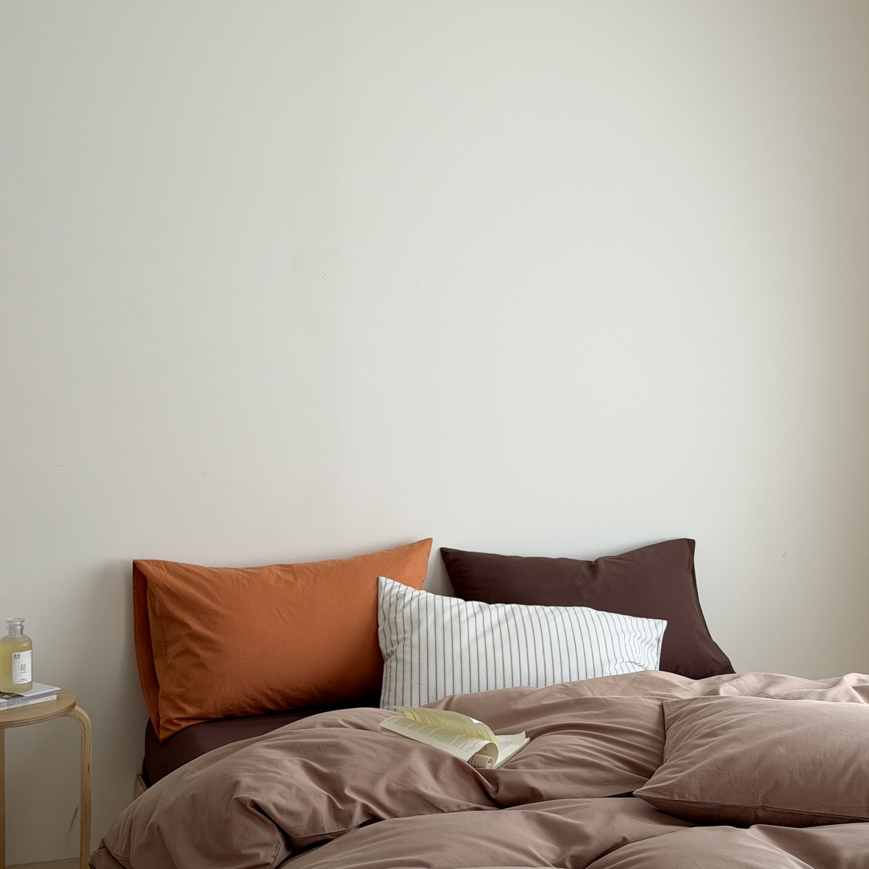 91家纺网 家纺一手货源 找家纺 蜜宿 2026新款纯色混搭全棉纯棉40s水洗棉四件套 脏脏茶棕（枕套黑黄竖条+南瓜泥）