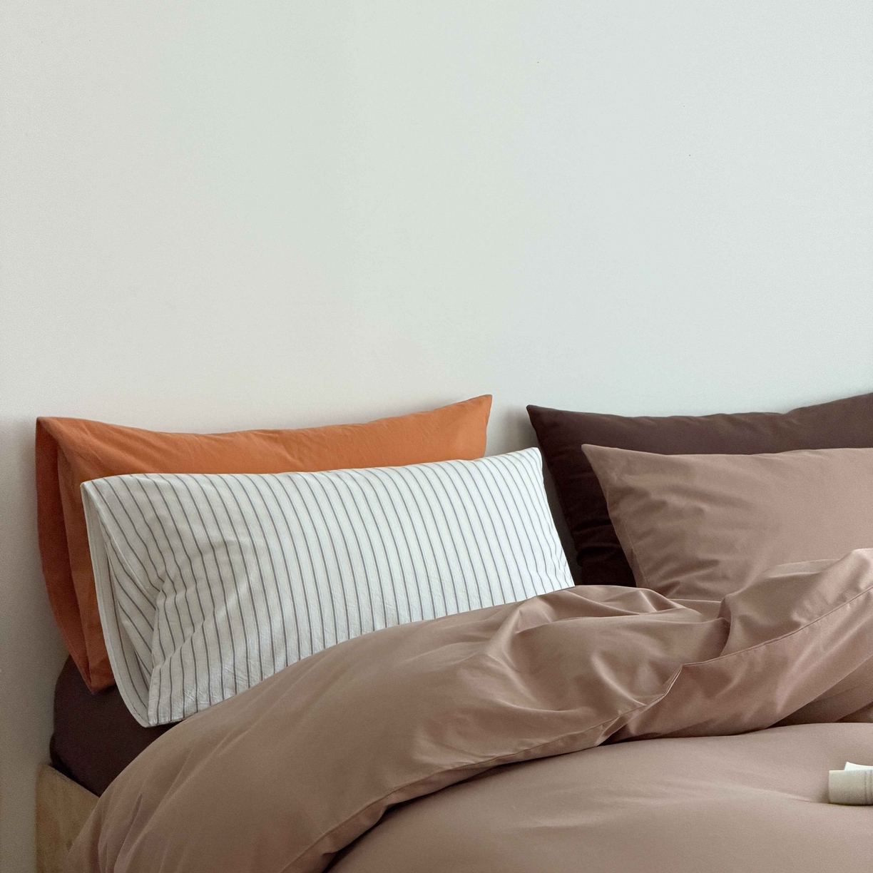 91家纺网 家纺一手货源 找家纺 蜜宿 2026新款纯色混搭全棉纯棉40s水洗棉四件套 脏脏茶棕（枕套黑黄竖条+南瓜泥）