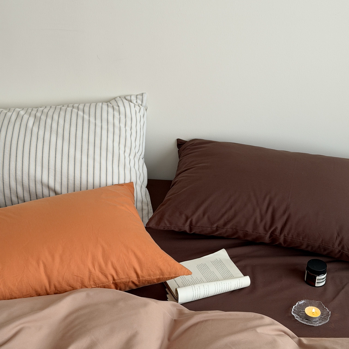 91家纺网 家纺一手货源 找家纺 蜜宿 2026新款纯色混搭全棉纯棉40s水洗棉四件套 脏脏茶棕（枕套黑黄竖条+南瓜泥）