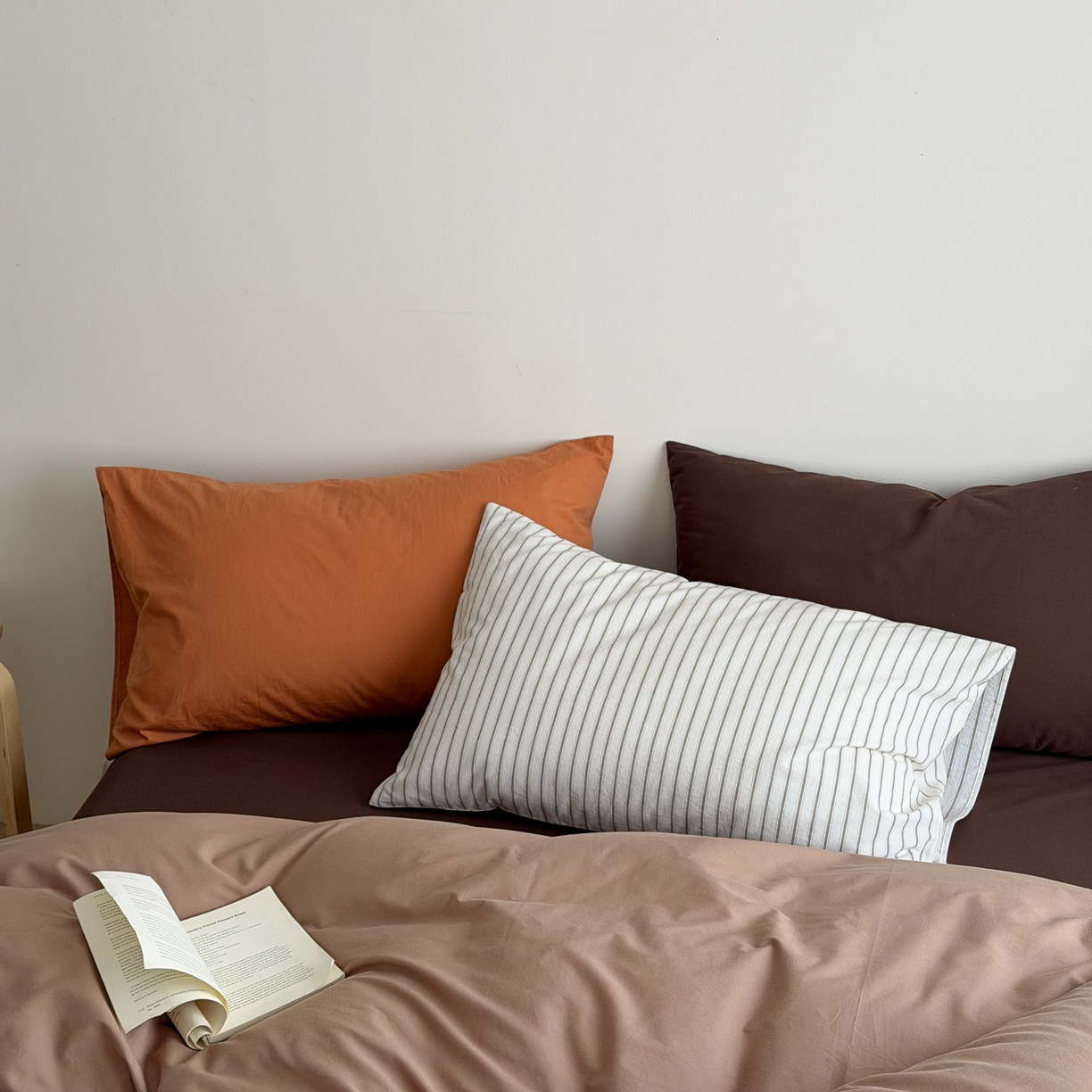 91家纺网 家纺一手货源 找家纺 蜜宿 2026新款纯色混搭全棉纯棉40s水洗棉四件套 脏脏茶棕（枕套南瓜泥+可可棕）