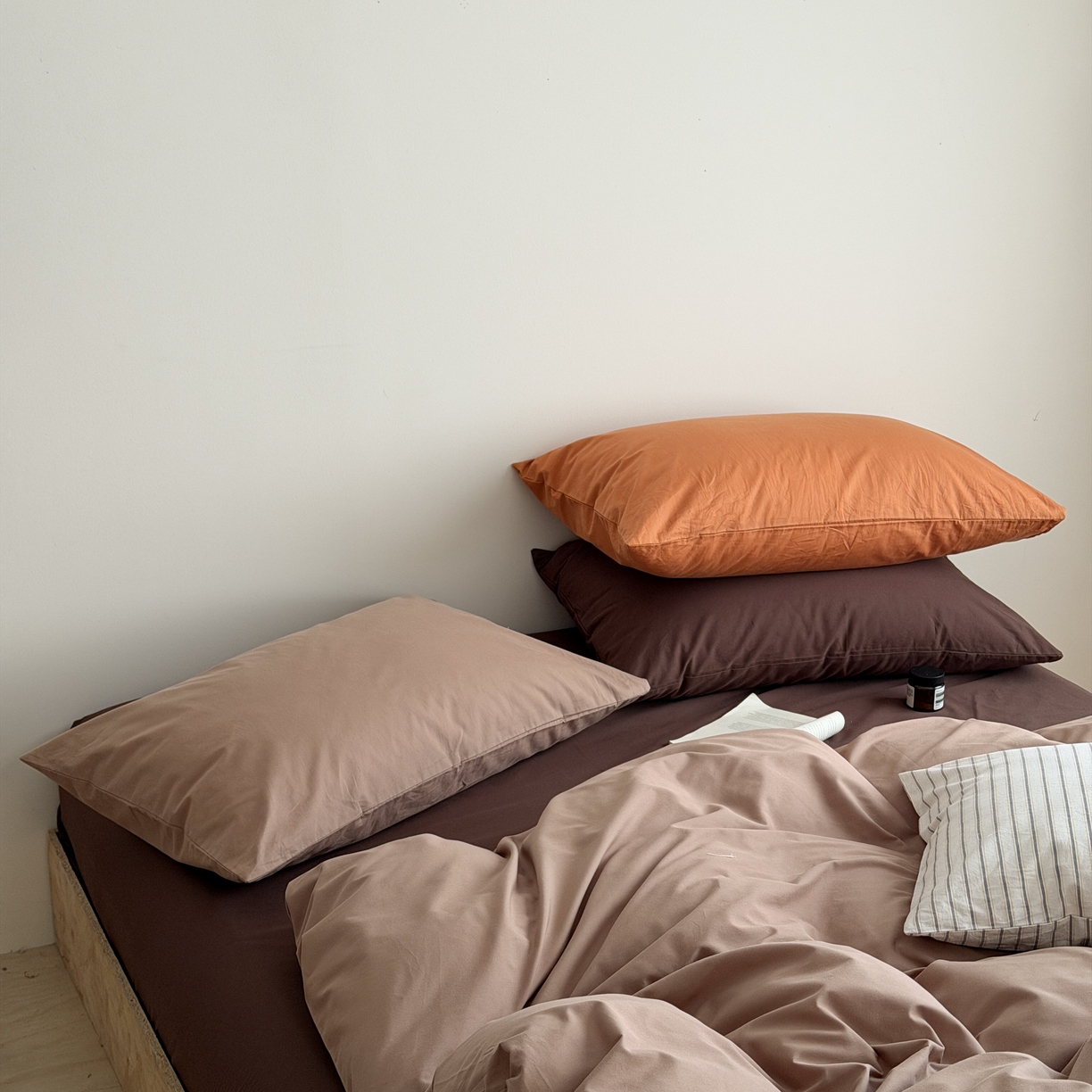 91家纺网 家纺一手货源 找家纺 蜜宿 2026新款纯色混搭全棉纯棉40s水洗棉四件套 脏脏茶棕（枕套南瓜泥+可可棕）