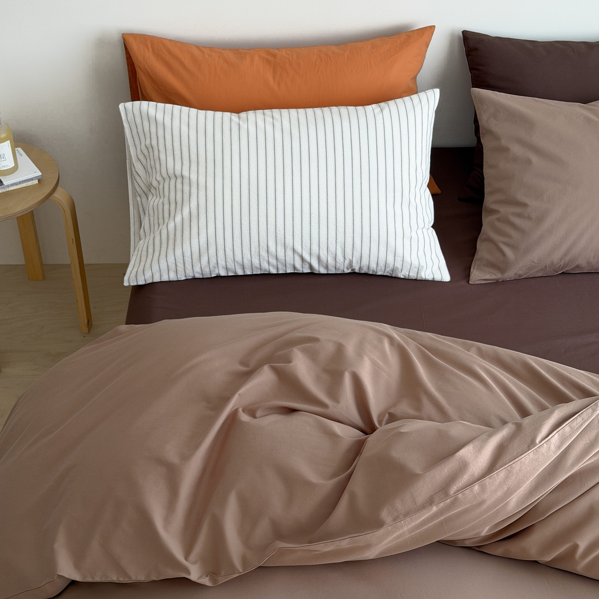 91家纺网 家纺一手货源 找家纺 蜜宿 2026新款纯色混搭全棉纯棉40s水洗棉四件套 脏脏茶棕（枕套南瓜泥+摩卡）