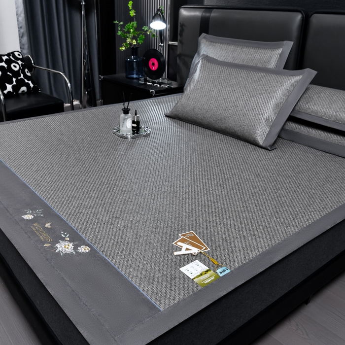 91家纺网 家纺一手货源 找家纺 小牛席业 2026新款PE冷感霸王藤系列（绣球花开刺绣款）凉席藤席冰藤席冰丝席可机洗凉感冰丝席豆豆席PE霸王藤 灰色