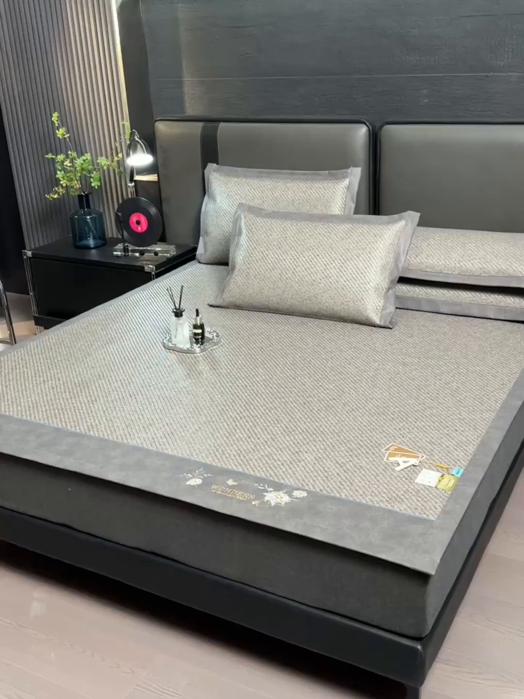 91家纺网 家纺一手货源 找家纺 小牛席业 2026新款PE冷感霸王藤系列（绣球花开刺绣款）凉席藤席冰藤席冰丝席可机洗凉感冰丝席豆豆席PE霸王藤 灰色