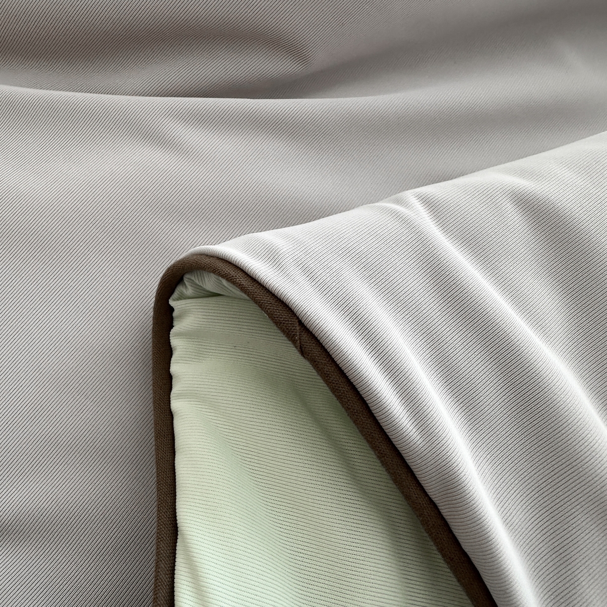 91家纺网 家纺一手货源 找家纺 幸嘉轩 2026新款凉感丝夏被床盖四件套拼色夏凉被空调被 灰+绿