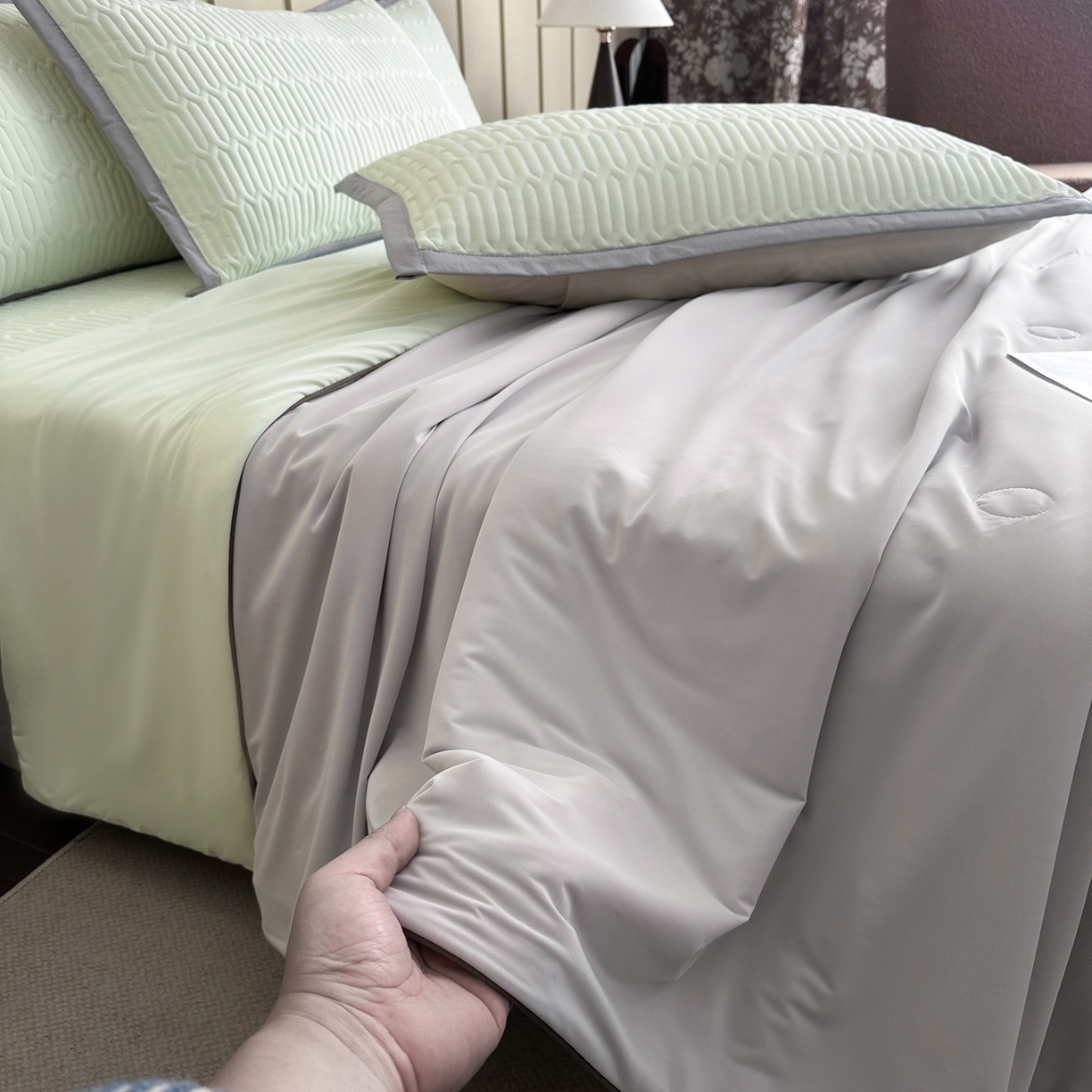 91家纺网 家纺一手货源 找家纺 幸嘉轩 2026新款凉感丝夏被床盖四件套拼色夏凉被空调被 灰+绿