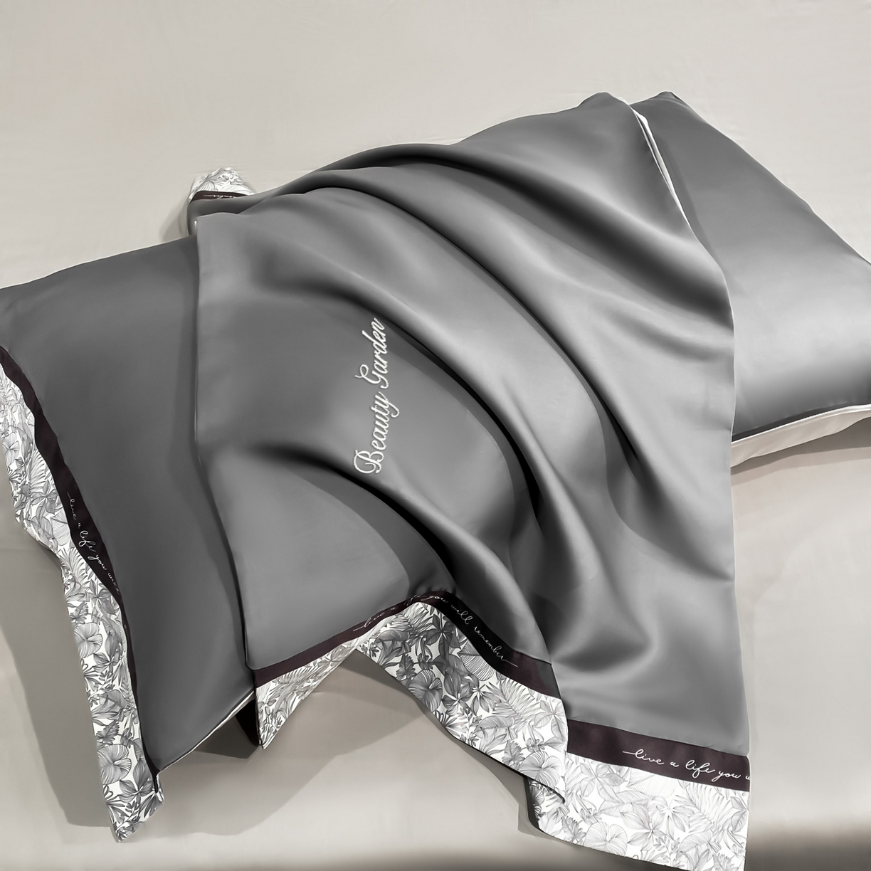 91家纺网 家纺一手货源 找家纺 云棉坊 2026新款水洗真丝冰丝夏被夏凉被空调被数码边刺绣款-琉光系列 琉光-高级灰+山灰