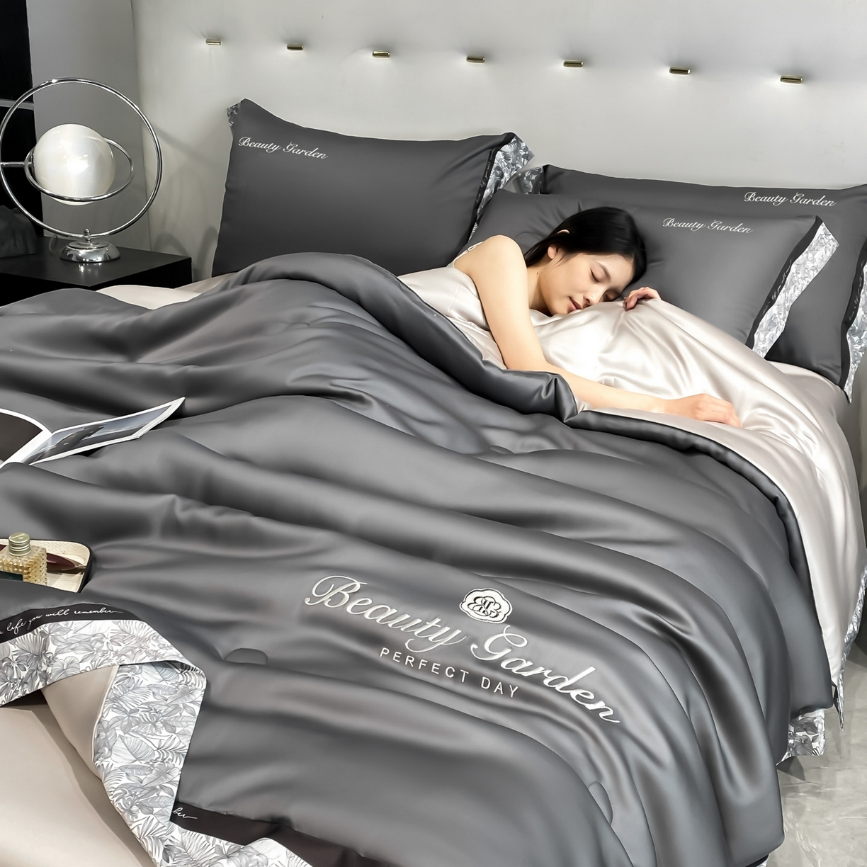 91家纺网 家纺一手货源 找家纺 云棉坊 2026新款水洗真丝冰丝夏被夏凉被空调被数码边刺绣款-琉光系列 琉光-高级灰+山灰