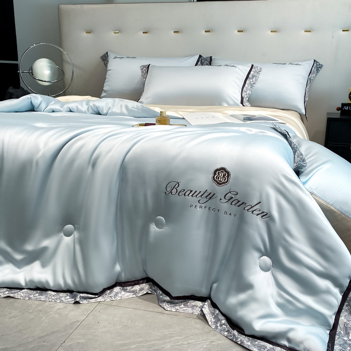 91家纺网 家纺一手货源 找家纺 云棉坊 2026新款水洗真丝冰丝夏被夏凉被空调被数码边刺绣款-琉光系列 琉光-天空蓝+梧桐杏