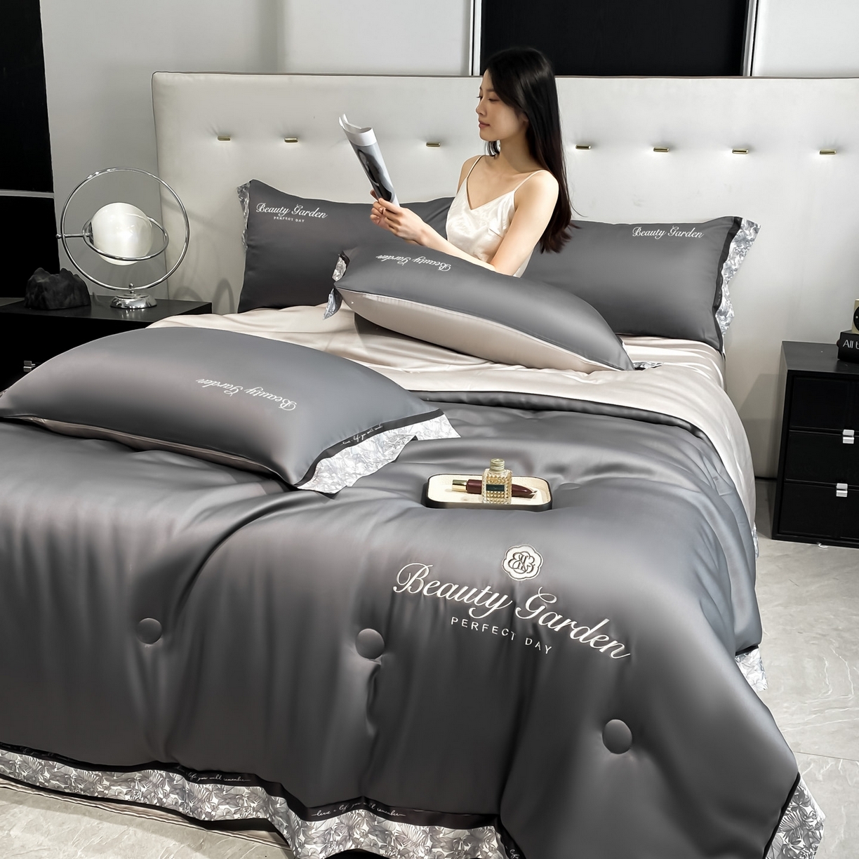 91家纺网 家纺一手货源 找家纺 云棉坊 2026新款水洗真丝冰丝夏被夏凉被空调被数码边刺绣款-琉光系列 琉光-高级灰+山灰