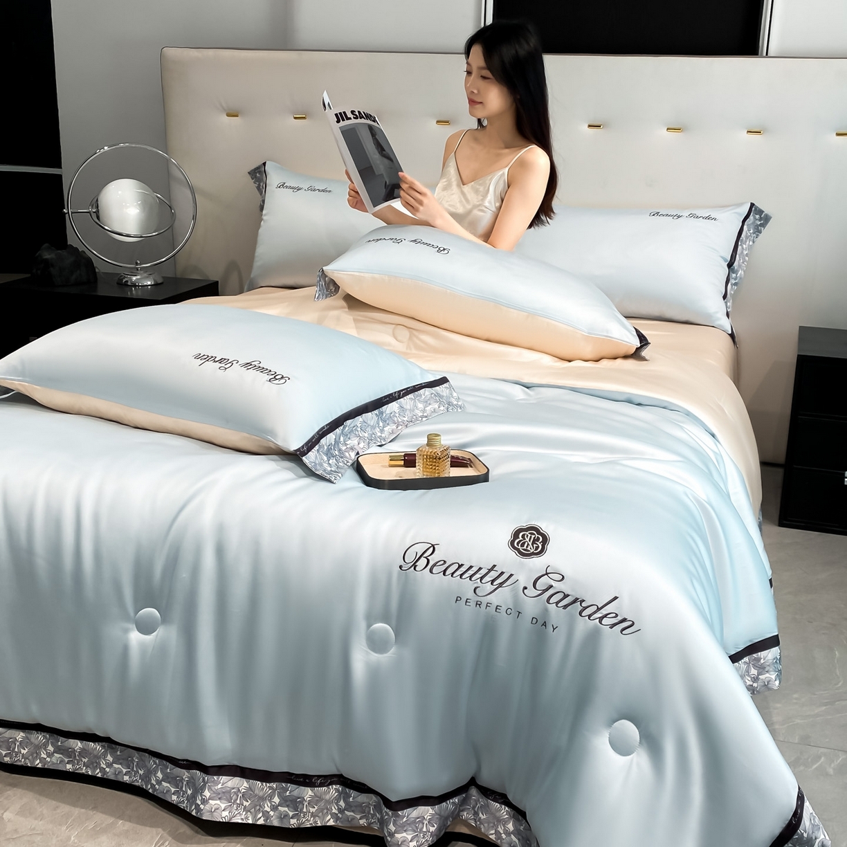 91家纺网 家纺一手货源 找家纺 云棉坊 2026新款水洗真丝冰丝夏被夏凉被空调被数码边刺绣款-琉光系列 琉光-天空蓝+梧桐杏