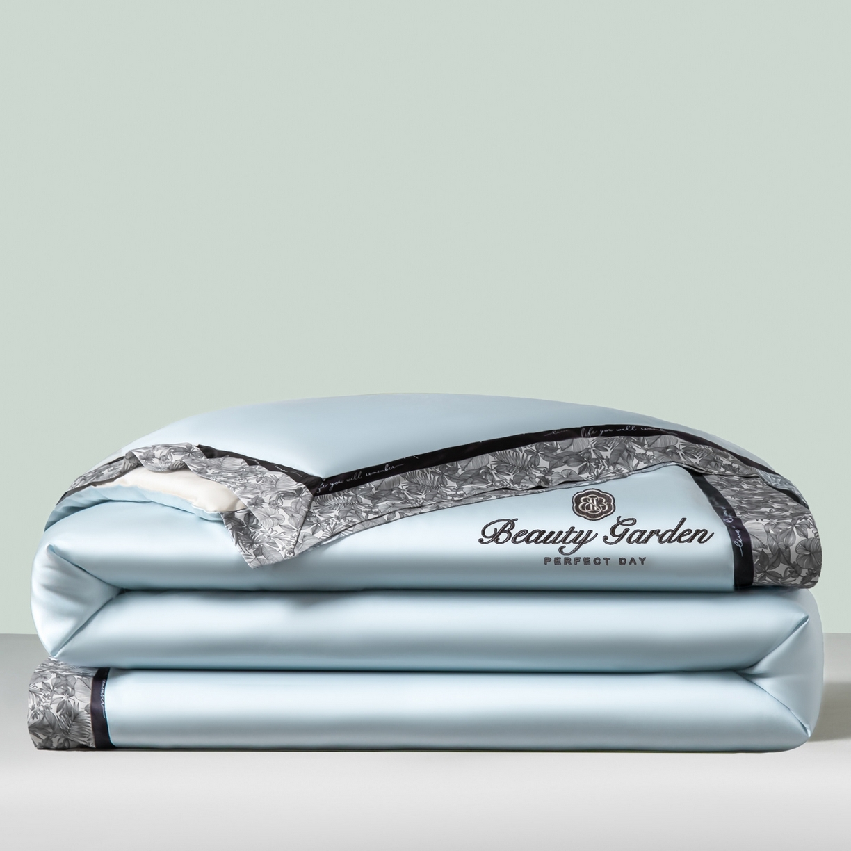 91家纺网 家纺一手货源 找家纺 云棉坊 2026新款水洗真丝冰丝夏被夏凉被空调被数码边刺绣款-琉光系列 琉光-天空蓝+梧桐杏