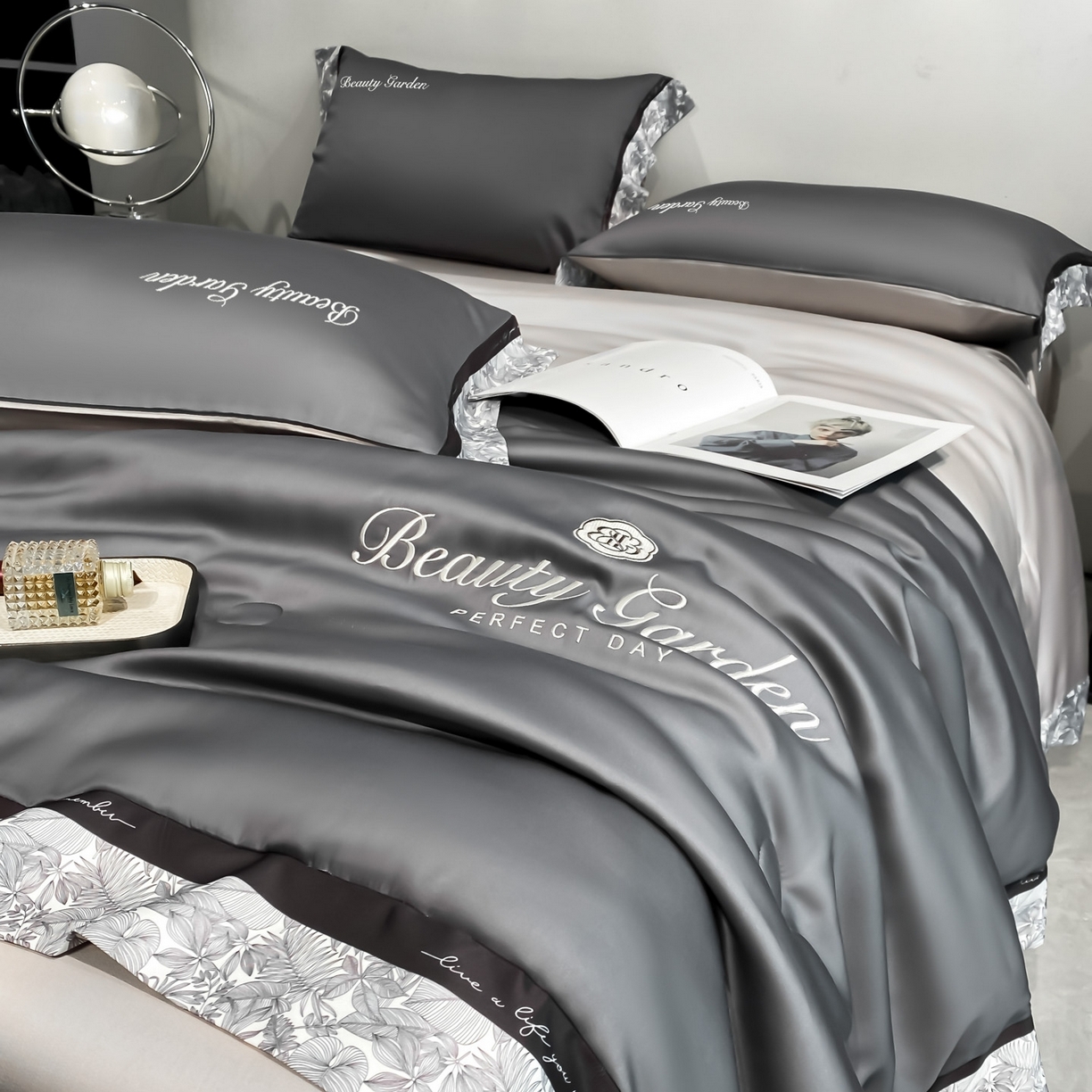 91家纺网 家纺一手货源 找家纺 云棉坊 2026新款水洗真丝冰丝夏被夏凉被空调被数码边刺绣款-琉光系列 琉光-高级灰+山灰