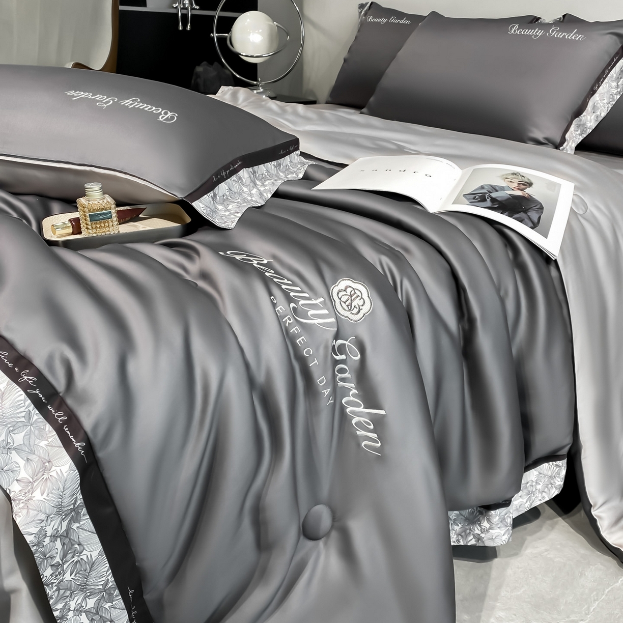 91家纺网 家纺一手货源 找家纺 云棉坊 2026新款水洗真丝冰丝夏被夏凉被空调被数码边刺绣款-琉光系列 琉光-高级灰+山灰