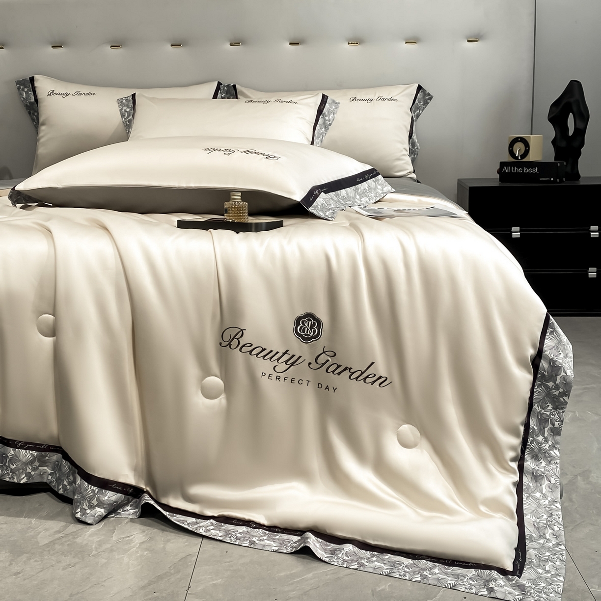 91家纺网 家纺一手货源 找家纺 云棉坊 2026新款水洗真丝冰丝夏被夏凉被空调被数码边刺绣款-琉光系列 琉光-梧桐杏+中灰