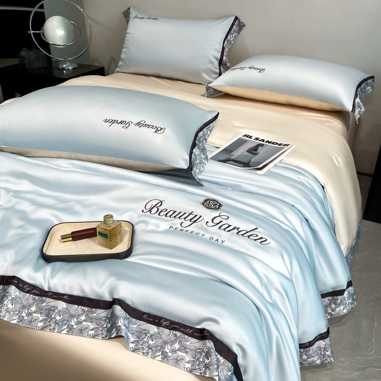 91家纺网 家纺一手货源 找家纺 云棉坊 2026新款水洗真丝冰丝夏被夏凉被空调被数码边刺绣款-琉光系列 琉光-天空蓝+梧桐杏