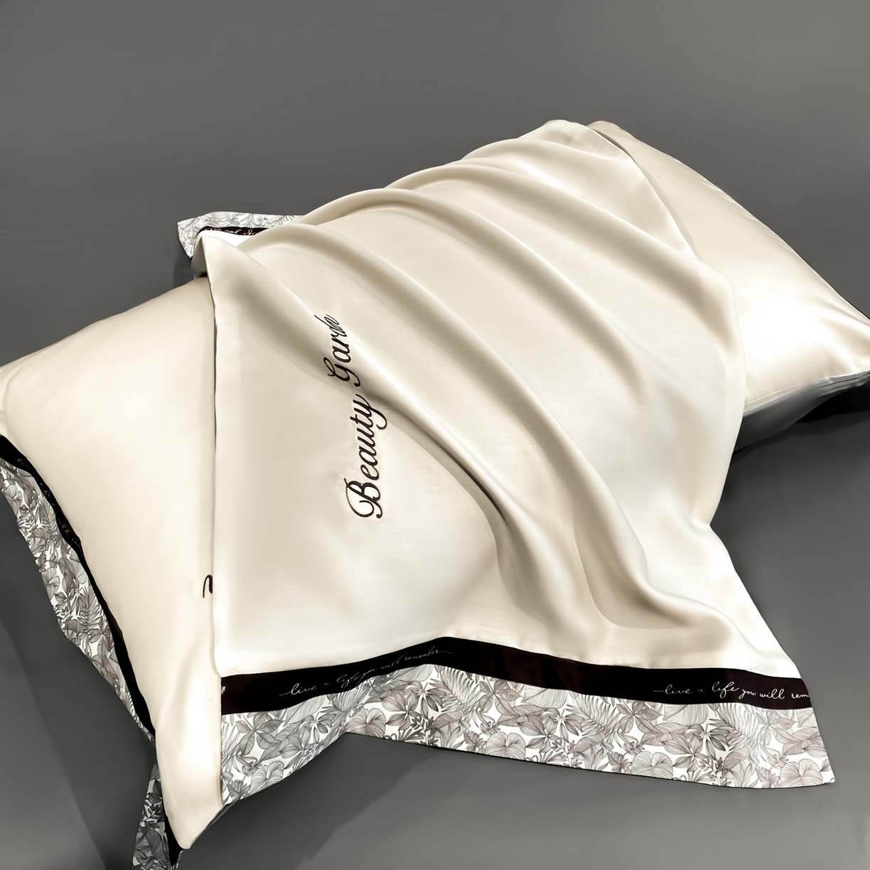 91家纺网 家纺一手货源 找家纺 云棉坊 2026新款水洗真丝冰丝夏被夏凉被空调被数码边刺绣款-琉光系列 琉光-梧桐杏+中灰