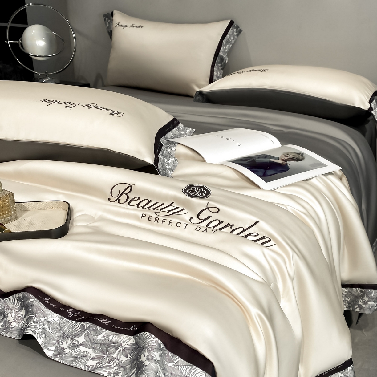 91家纺网 家纺一手货源 找家纺 云棉坊 2026新款水洗真丝冰丝夏被夏凉被空调被数码边刺绣款-琉光系列 琉光-梧桐杏+中灰