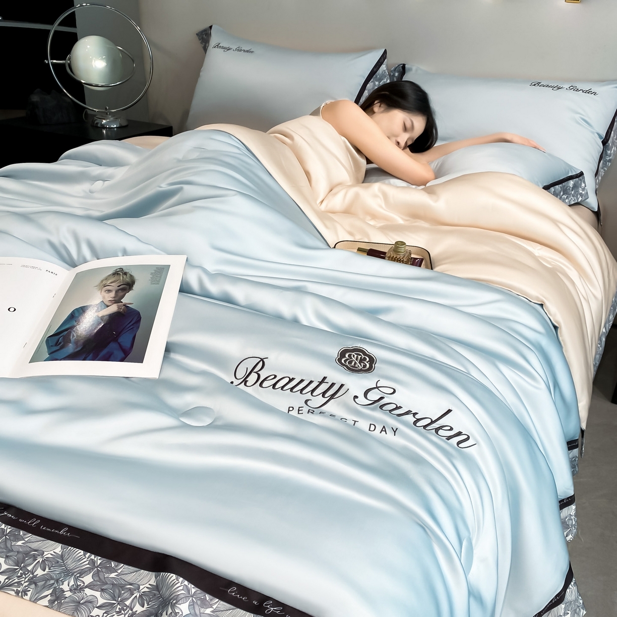 91家纺网 家纺一手货源 找家纺 云棉坊 2026新款水洗真丝冰丝夏被夏凉被空调被数码边刺绣款-琉光系列 琉光-天空蓝+梧桐杏