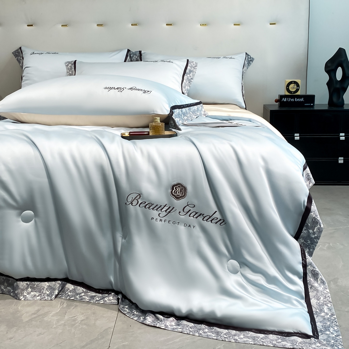 91家纺网 家纺一手货源 找家纺 云棉坊 2026新款水洗真丝冰丝夏被夏凉被空调被数码边刺绣款-琉光系列 琉光-天空蓝+梧桐杏