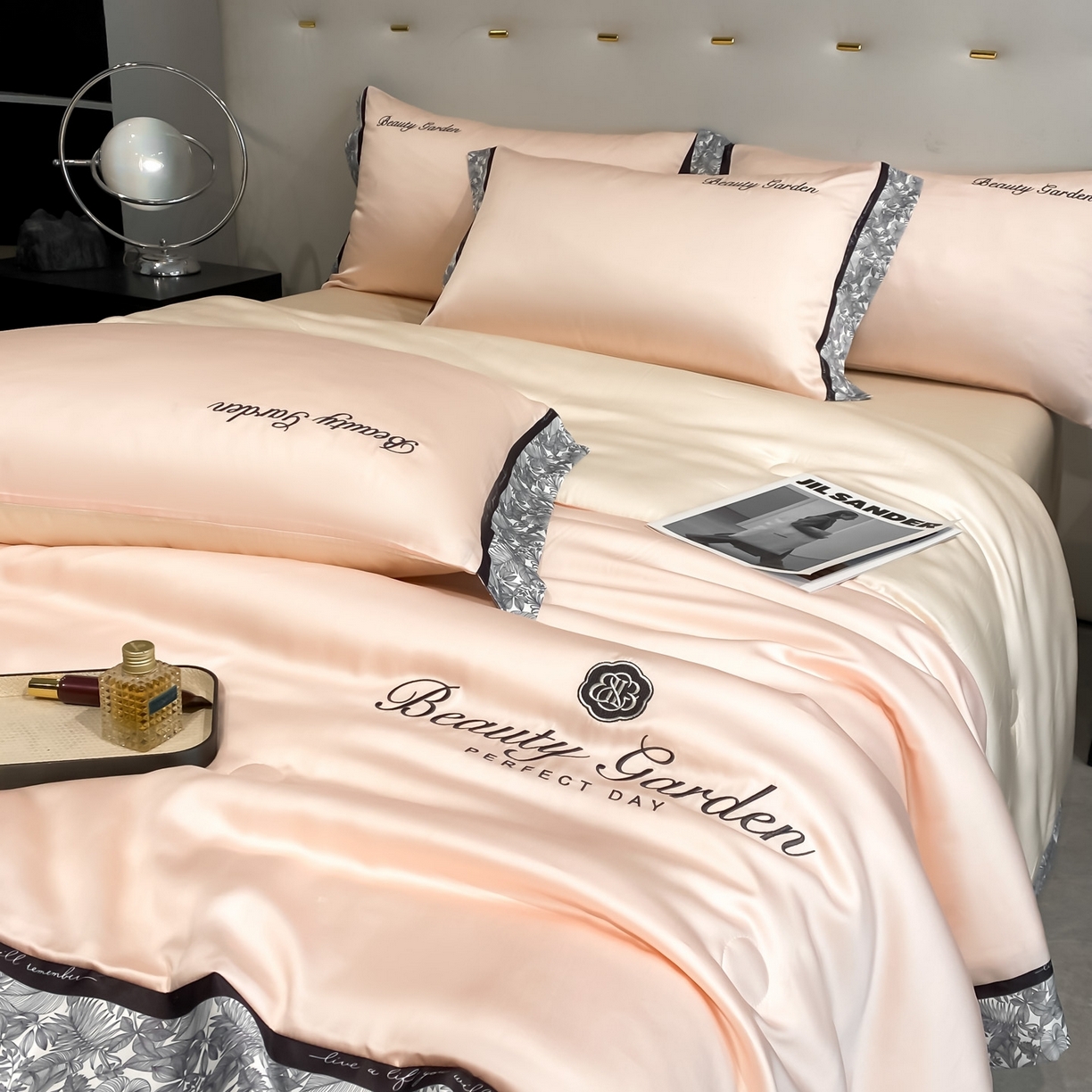 91家纺网 家纺一手货源 找家纺 云棉坊 2026新款水洗真丝冰丝夏被夏凉被空调被数码边刺绣款-琉光系列 琉光-奶油粉+梧桐杏