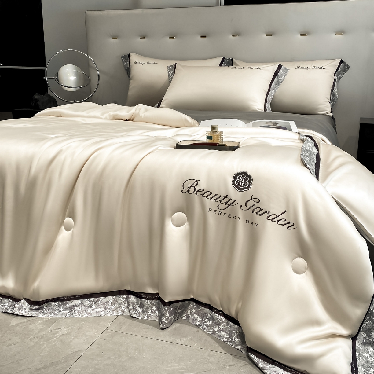 91家纺网 家纺一手货源 找家纺 云棉坊 2026新款水洗真丝冰丝夏被夏凉被空调被数码边刺绣款-琉光系列 琉光-梧桐杏+中灰